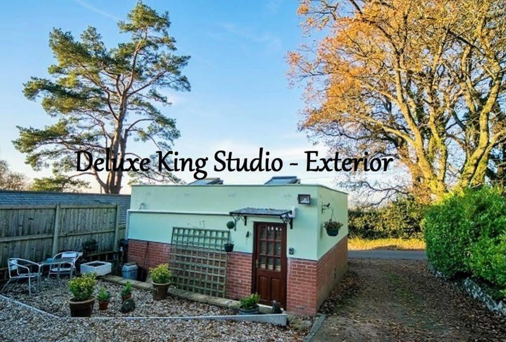 Countryside Retreat: Cosy Room with Fireplace and Balcony Views Axminster Exterior photo