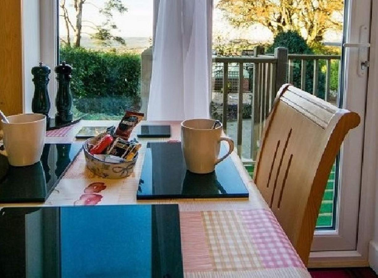 Countryside Retreat: Cosy Room with Fireplace and Balcony Views Axminster Exterior photo